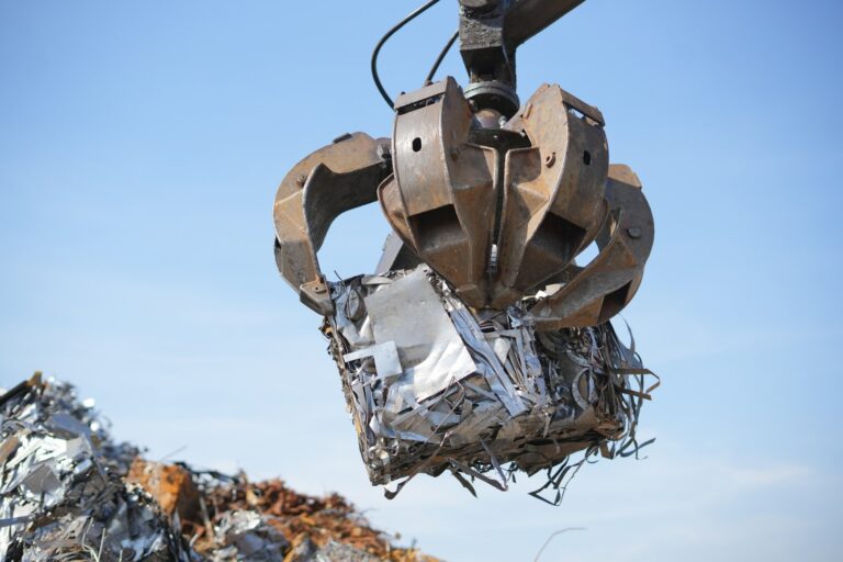 Scrap handling with a grapple